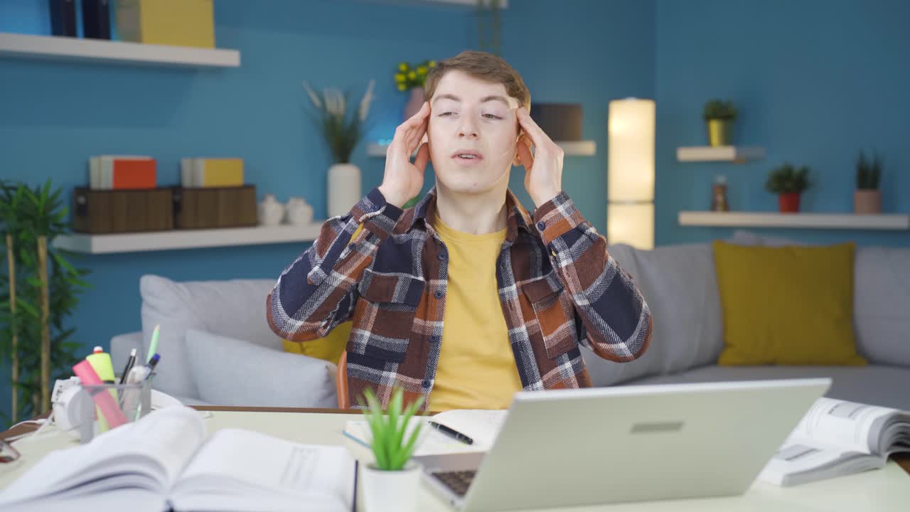 두통을 고 있는 학생.