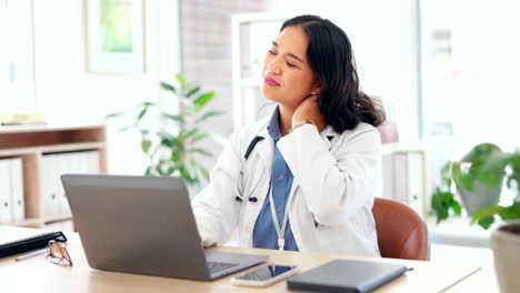 Médico,-Mujer-Y-Dolor-De-Cuello-Con-Laptop