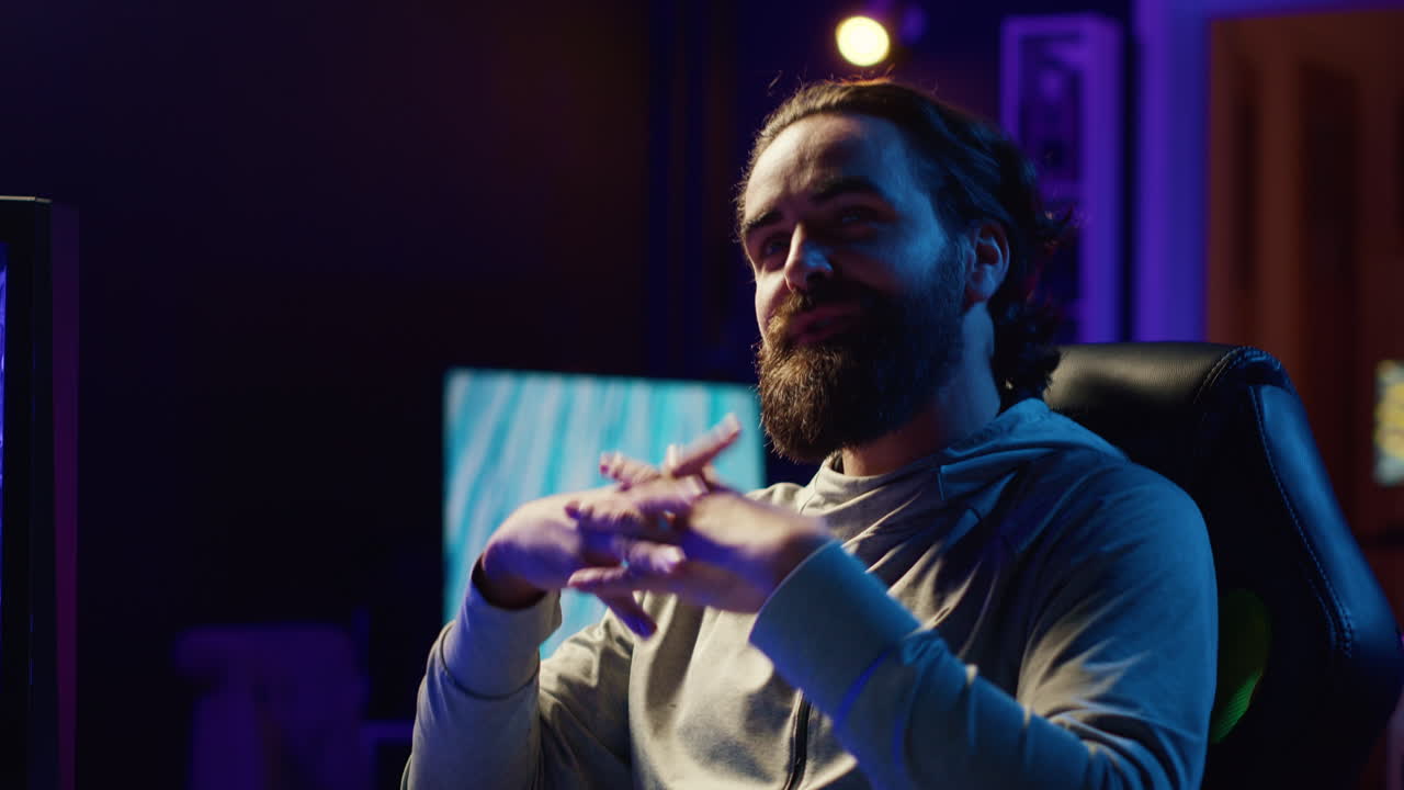 jugador profesional haciendo transmisión en vivo, presentando a los espectadores sus estrategias favoritas de esports