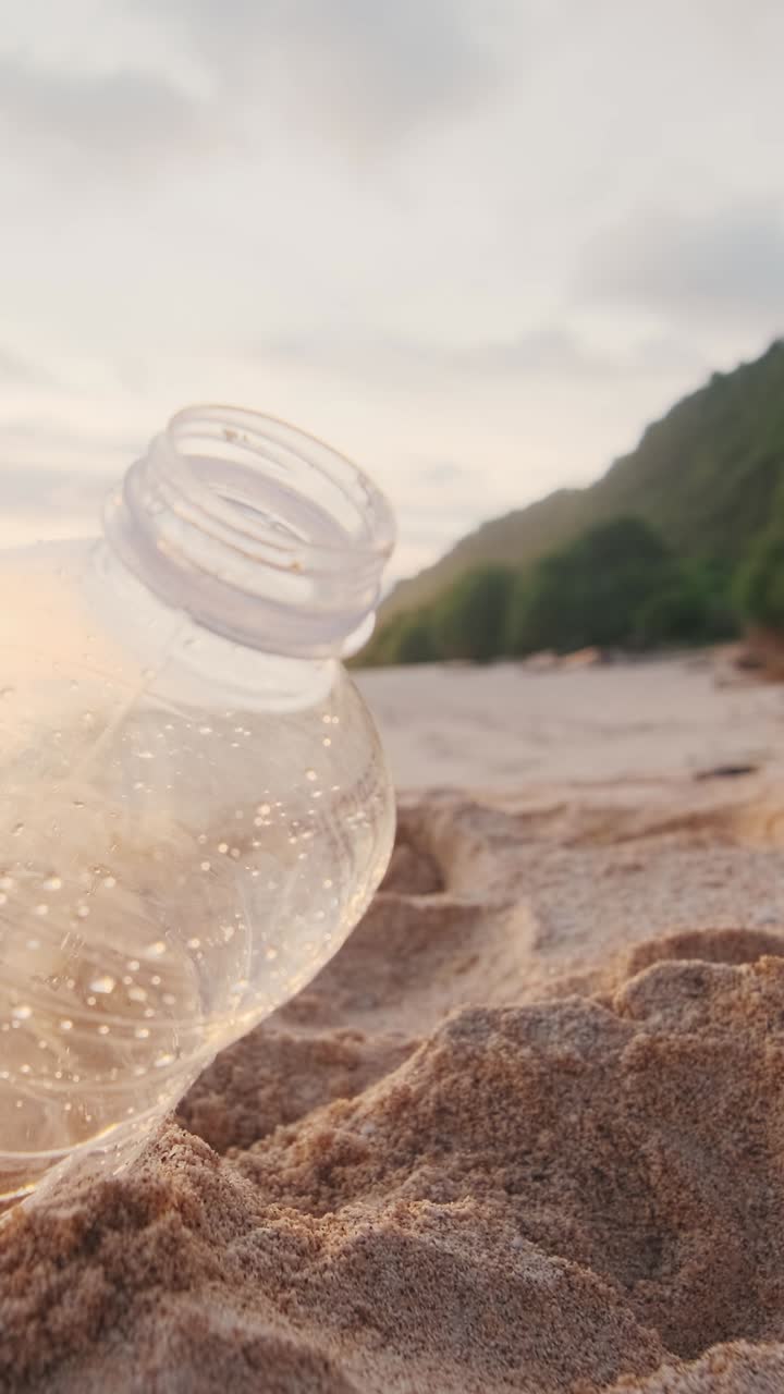 해변 자원봉사자들은 오염을 막고 해양생물을 보호하기 위해 연합합니다.