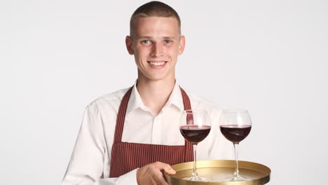 camarero sonriente con vasos de vino