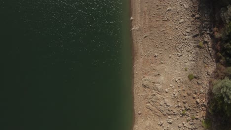 Vista-Aérea-Del-Lago-Shasta-Hacia-Abajo-Mirando-La-Orilla-Y-El-Bajo-Nivel-De-Agua-En-El-Norte-De-California-Bajos-Niveles-De-Agua-Durante-La-Sequía