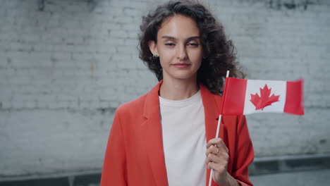 mujer con bandera canadiense