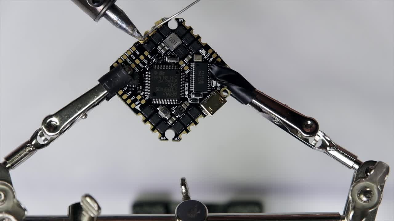 fabricación de drones, chips, soldaduras, reparaciones, mecánicos y placas base