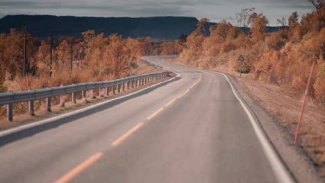 Una-Unidad-En-La-Carretera-De-Dos-Carriles-En-El-Norte-De-Noruega