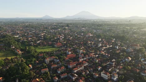 Establecimiento-De-Una-Toma-De-Escena-De-La-Ciudad-Cultural-Llamada-Ubud-Con-La-Vista-Del-Volcán-Agung-Al-Fondo-Durante-El-Amanecer