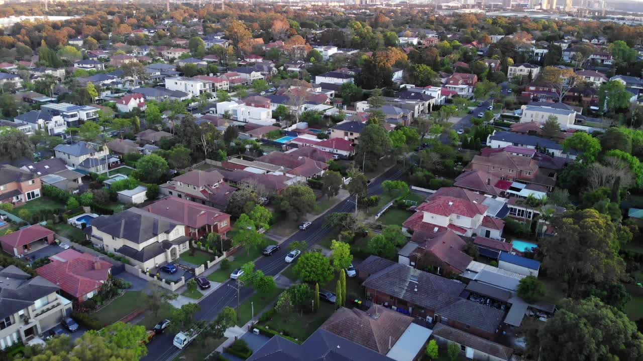 zoom aéreo fuera de la comunidad residencial con horizonte en segundo plano