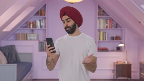 hombre indio sikh hablando en video llamada