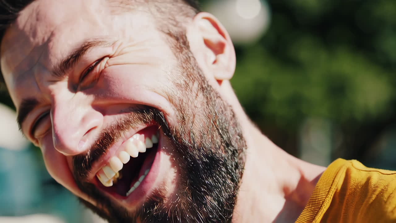 hombre feliz al aire libre