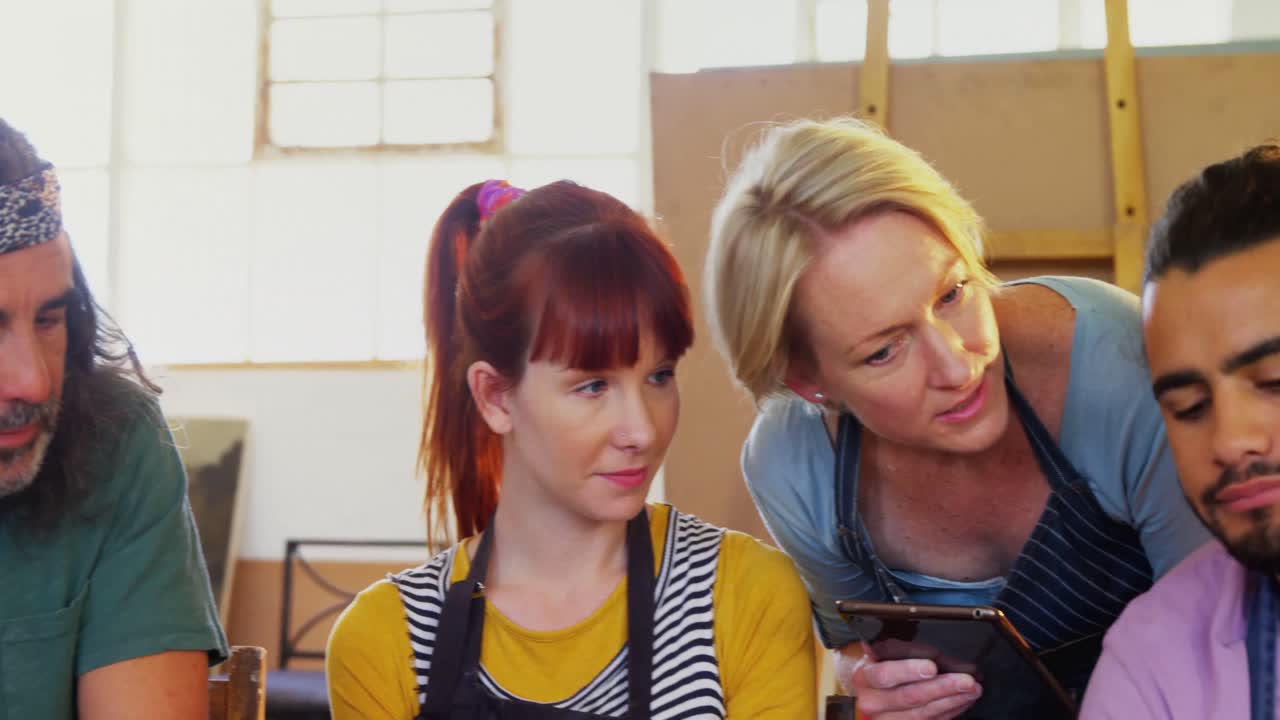 artistas interactuando durante la clase de dibujo 4k