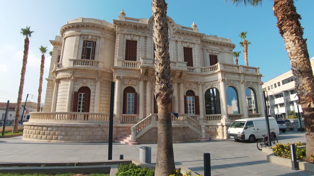 Vista amplia de la Biblioteca Pública de Limassol estableciendo el centro cultural de Chipre - Plano de establecimiento con acercamiento amplio y paneo vertical lento hacia arriba