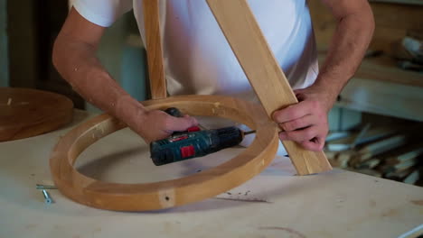 el montaje de una mesa de madera