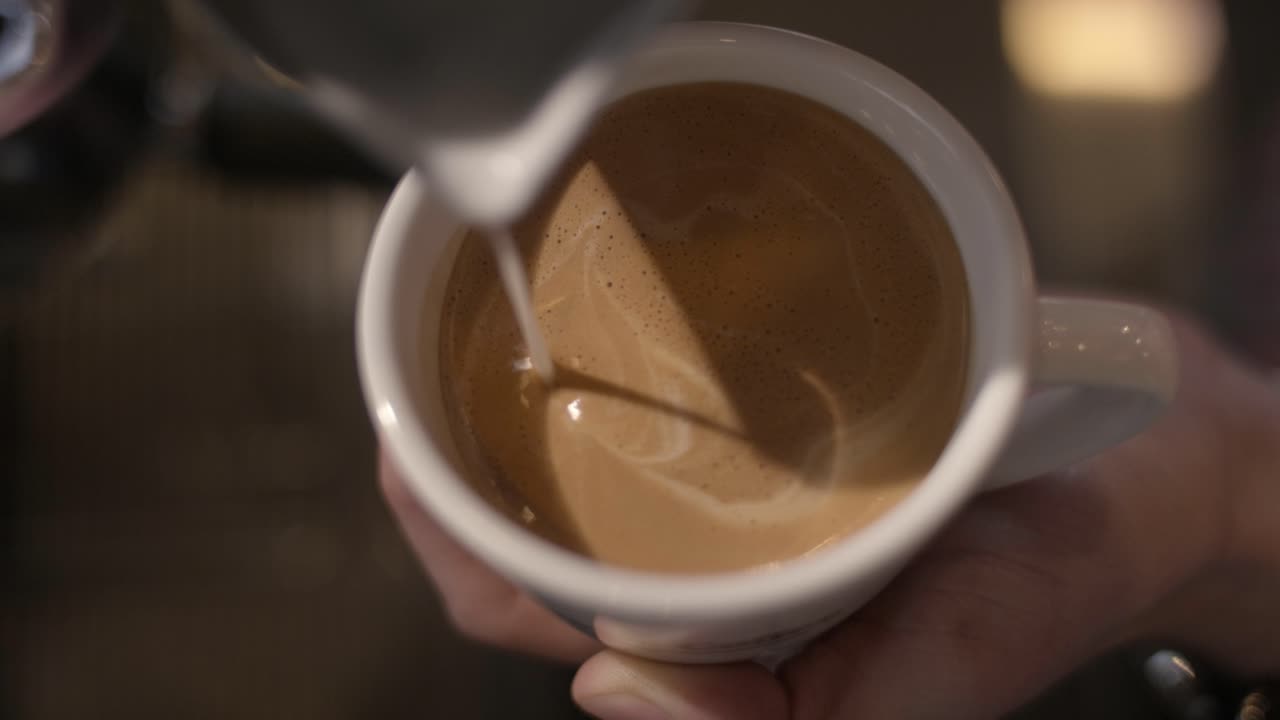 la crema se utiliza para hacer una imagen en una taza de espresso