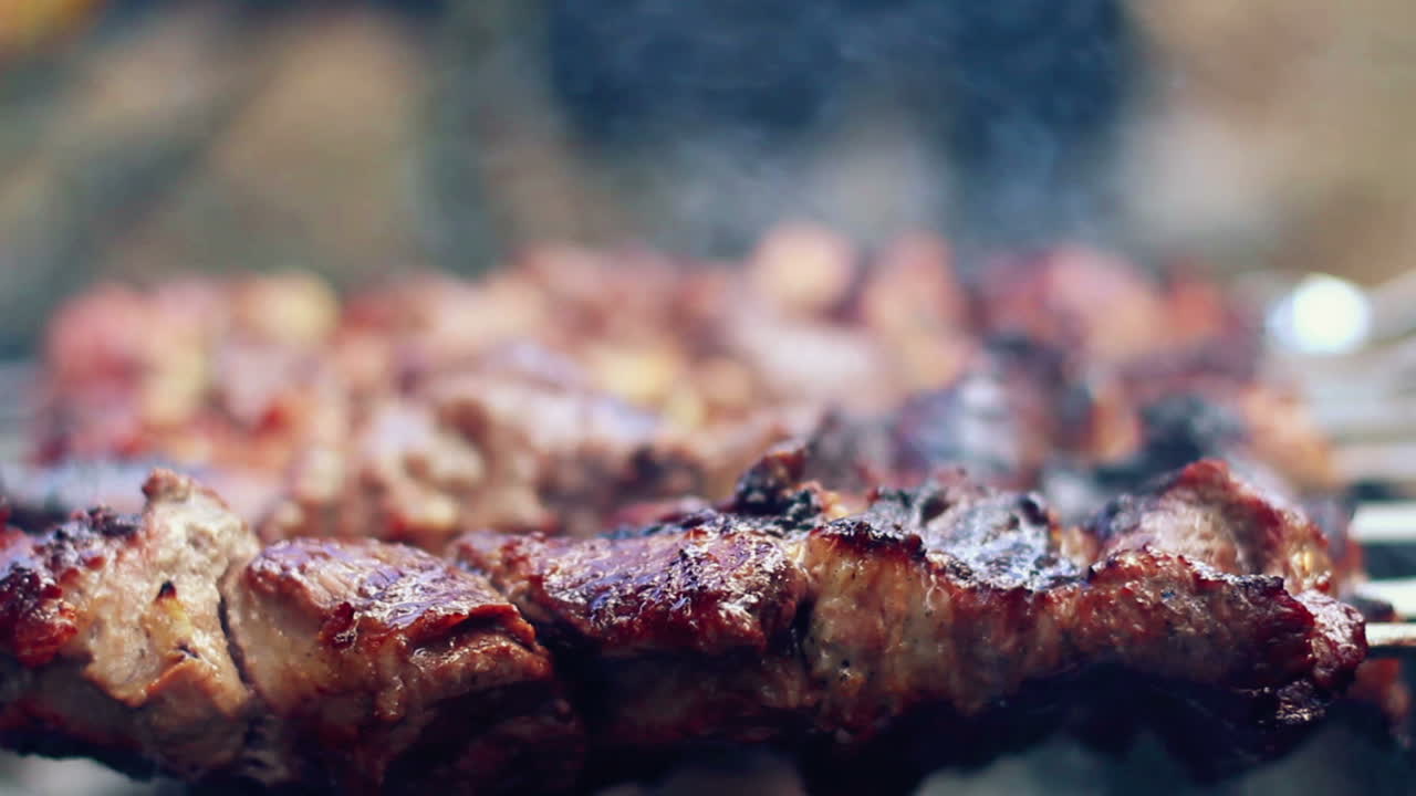 Carne alla griglia su spiedini. Primo piano. Preparazione dello shish kebab. Cibo per grigliata