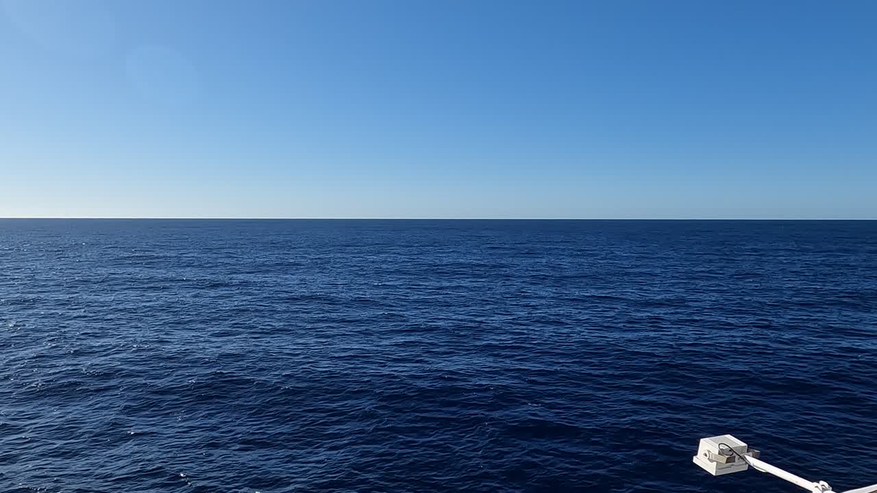 열린 바다를 가로질러 움직이는 파도