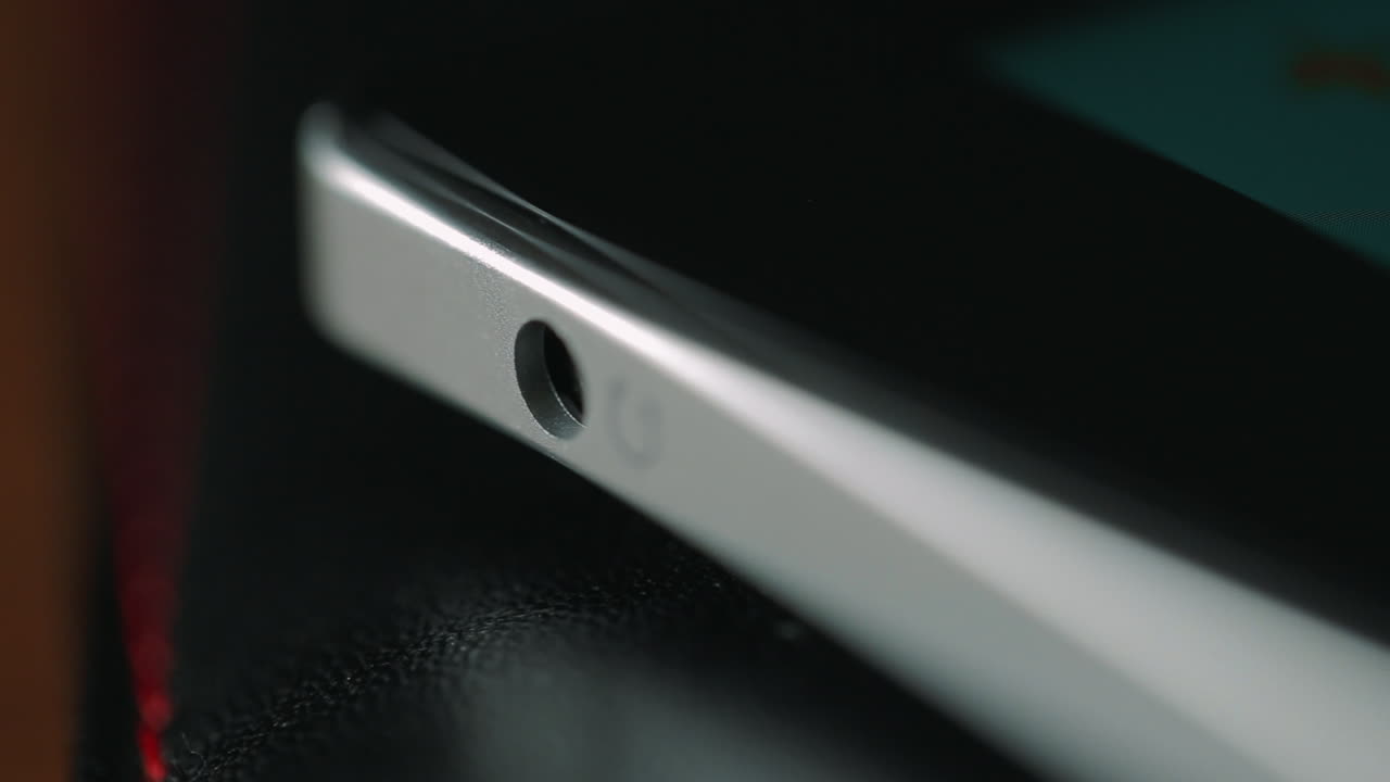 conector de auriculares en el teléfono móvil. cerrar conecto de auricular en el teléfono inteligente negro