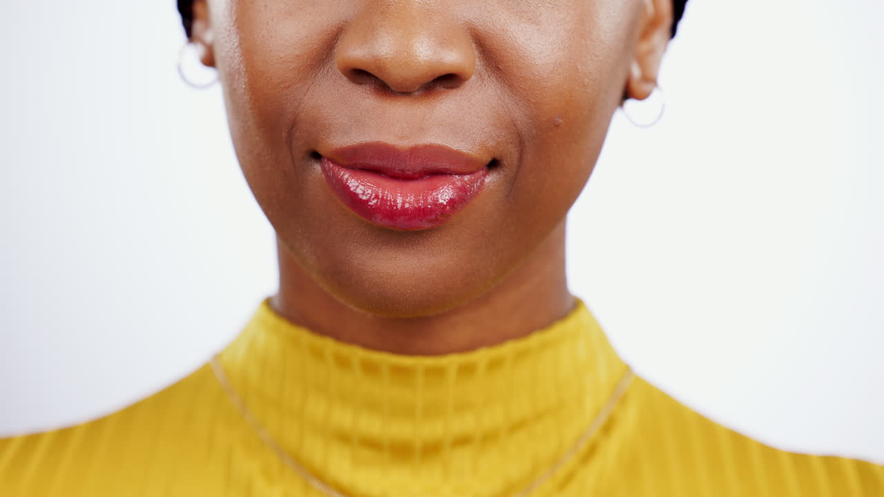 Dito sulle labbra, privacy e donna con un segreto