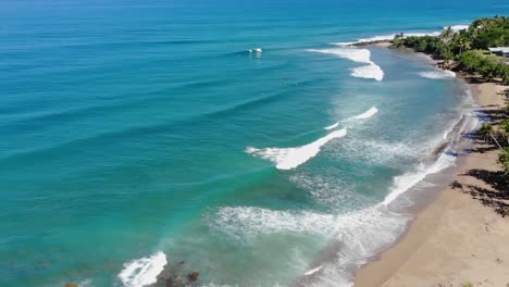 imágenes aéreas en cámara lenta sobre una playa