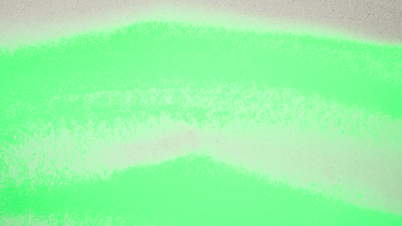 рука человека очищает песок, демонстрируя рекламную зону, рабочее пространство. песчаный морской фон для рекламы отдыха или путешествий. медленное движение.