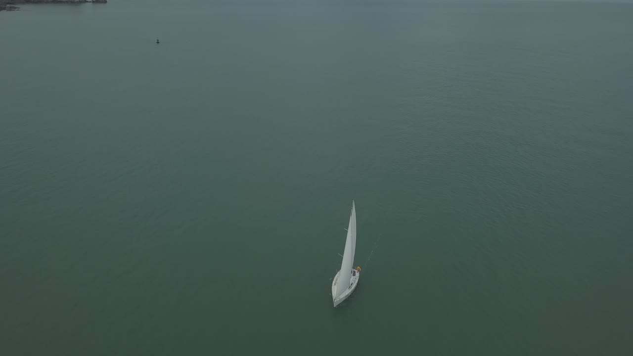 вид с воздуха, панорамные кадры 4k с лодки вдоль береговой линии