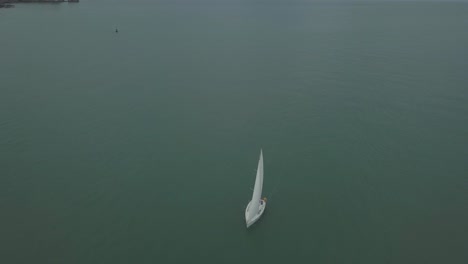 Vista-Aérea,-Tomas-Panorámicas-De-4k-De-Un-Barco-A-Lo-Largo-De-La-Costa