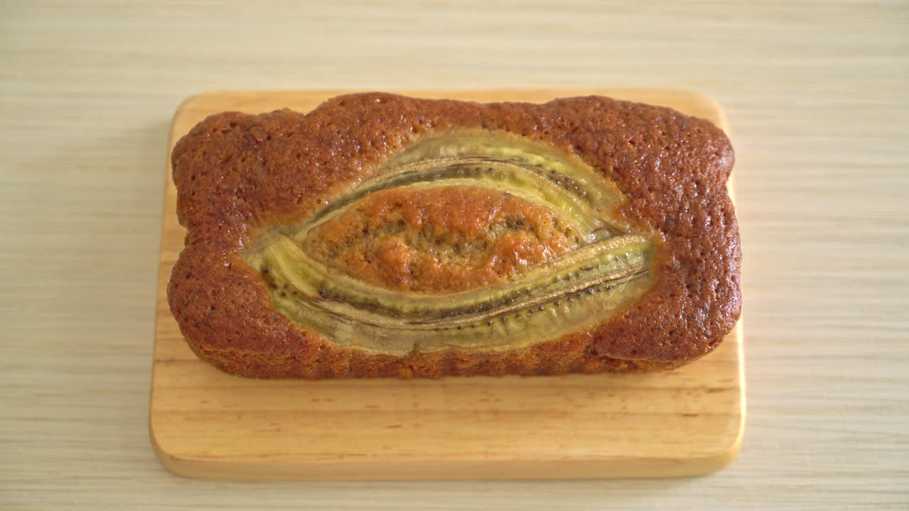 pastel de plátano en tablero de madera