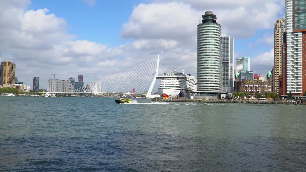 kop van zuid 호텔 아메리칸 및 수상 택시가 있는 스카이라인 로테르담 항구