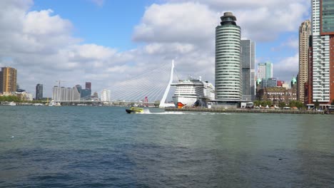 Horizonte-Del-Puerto-De-Rotterdam-Con-Jefe-De-Hotel-Sur-Americano-Y-Taxi-Acuático