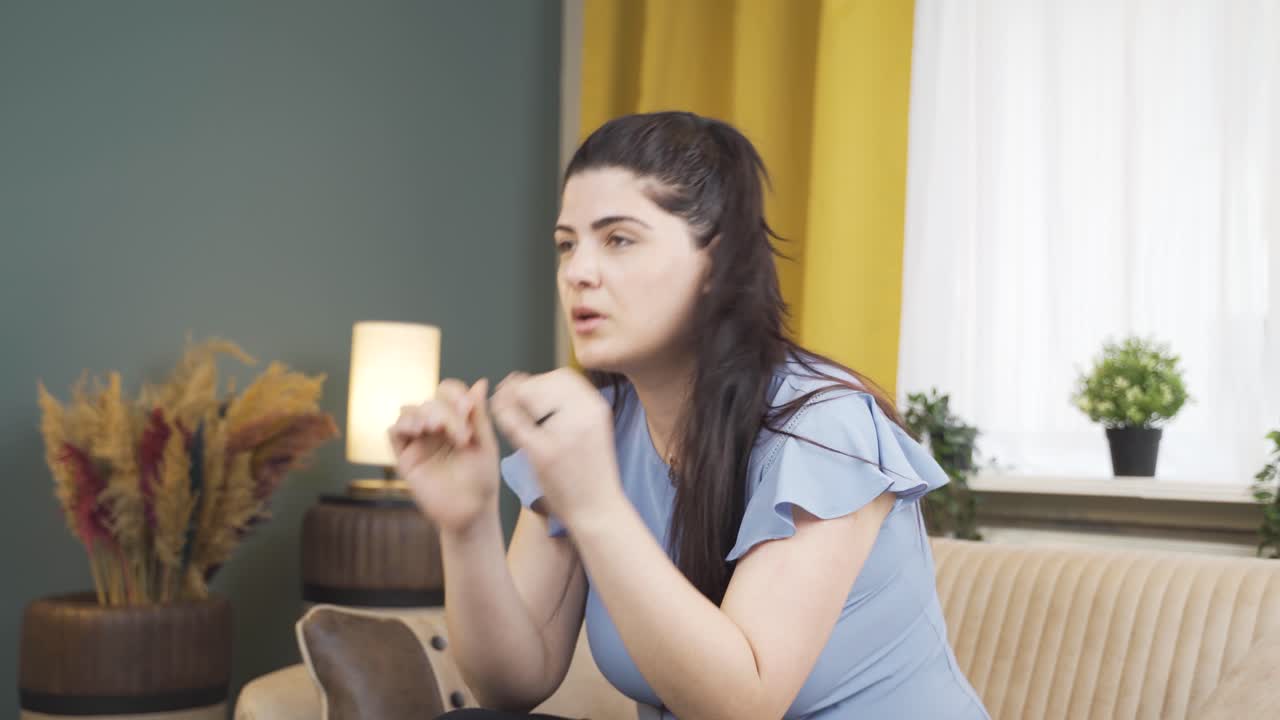 la mujer frustrada se enoja.