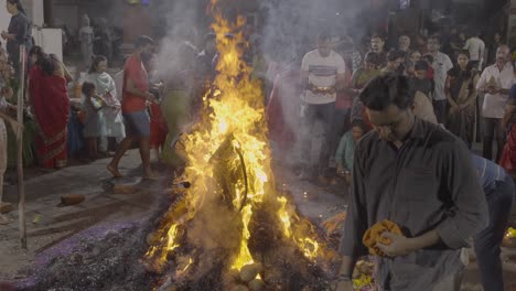 Menschen-Feiern-Das-Hinduistische-Holi-Fest-Mit-Lagerfeuer-In-Mumbai,-Indien-23