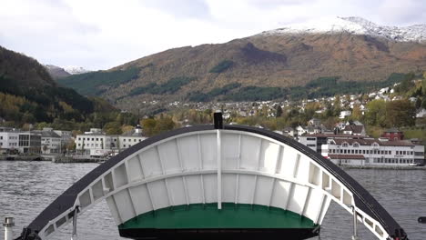 La-Puerta-Del-Ferry-Se-Eleva-A-Medida-Que-Se-Acerca-Al-Muelle.