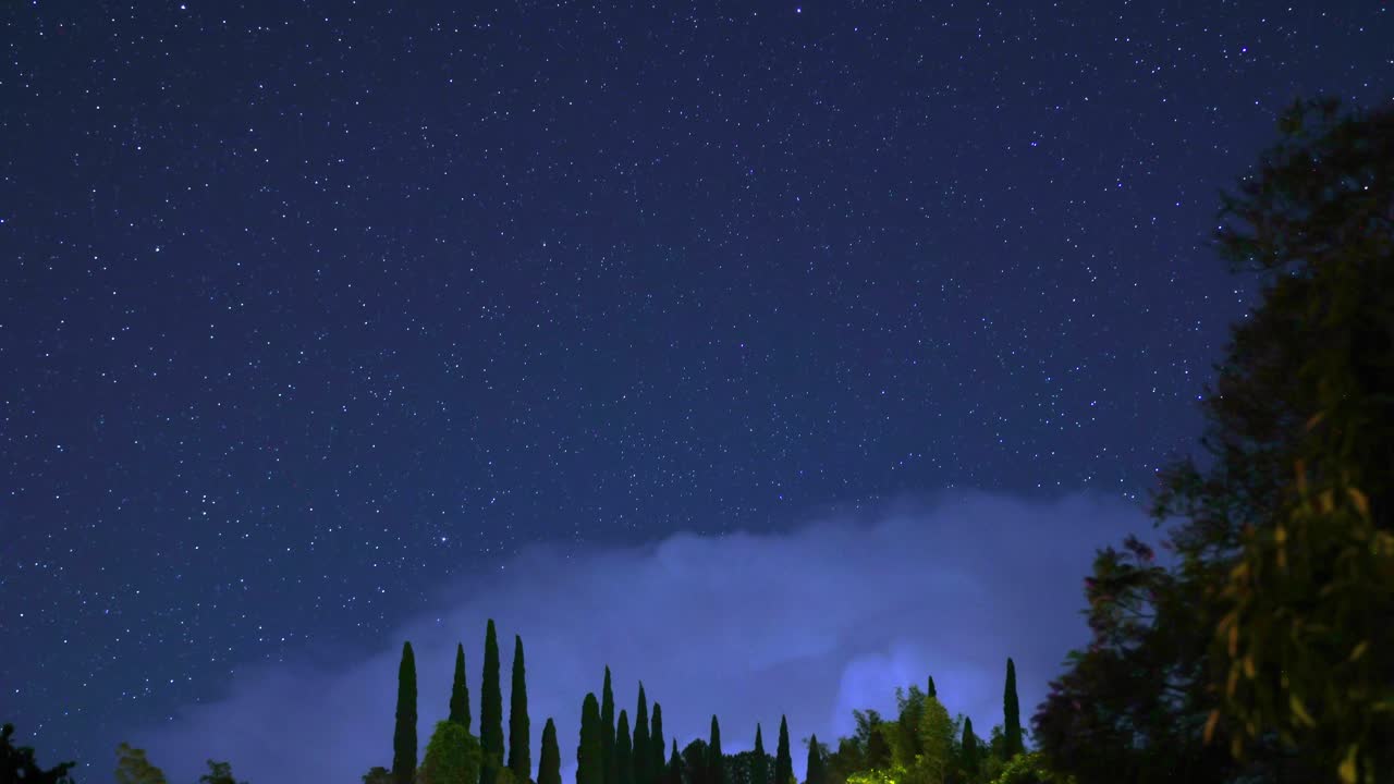 하와이의 마우이에 있는 할레아칼라 화산 위에서 큰 밝은 번개와 천둥이 아졌다.