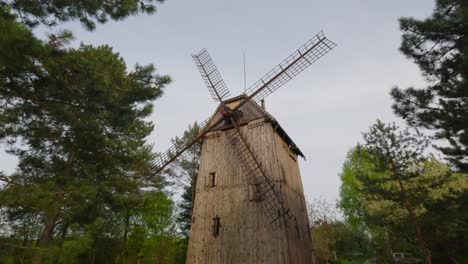 Vista-En-Cámara-Lenta-De-Un-Molino-De-Viento-De-Madera-Tradicional-En-Polonia