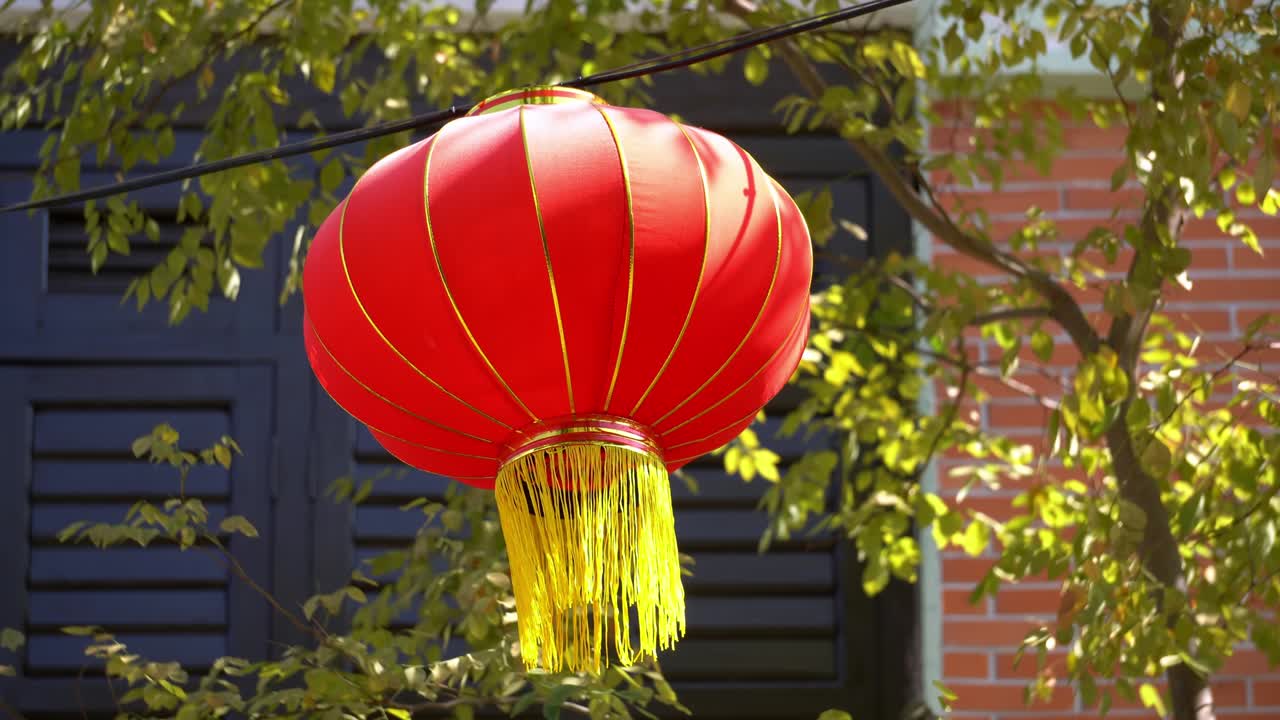 창문 근처의 빨간 등불 장식