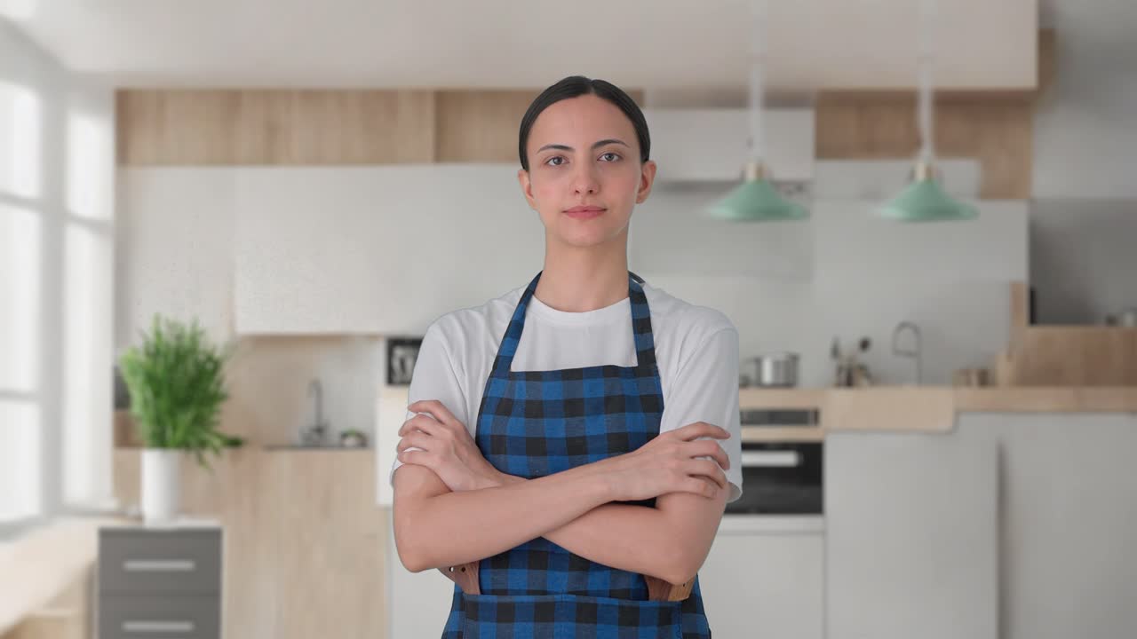 retrato de una ama de casa india mirando hacia la cámara