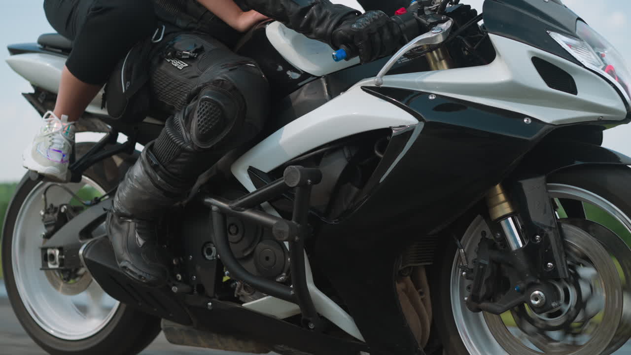 una pareja encantadora monta una moto rápida y poderosa por país