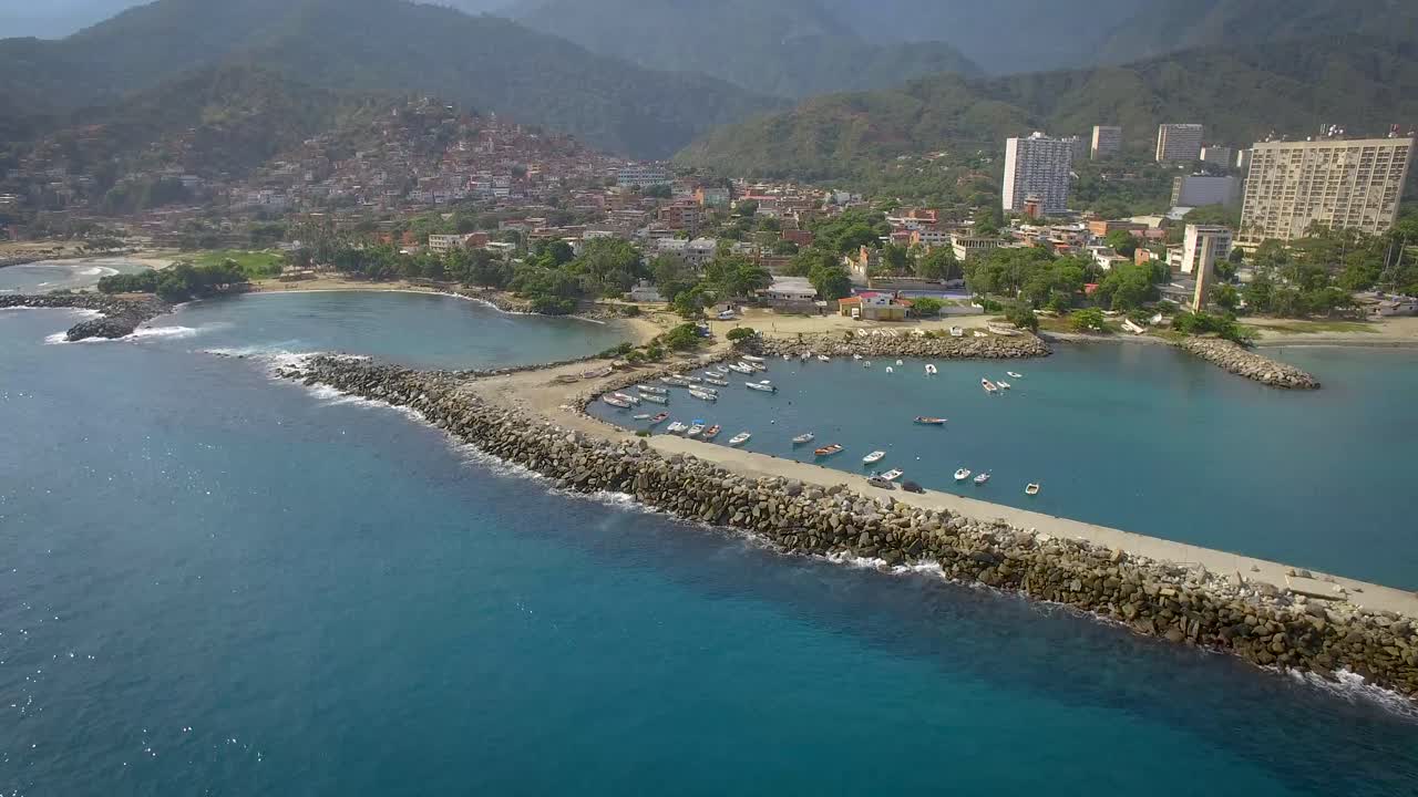 Vista drone della costa con frangiflutti nel calmo Mar dei Caraibi