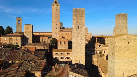 Puesta-De-Sol-Reflejada-En-Las-Torres-Medievales-De-La-Toscana-En-Italia