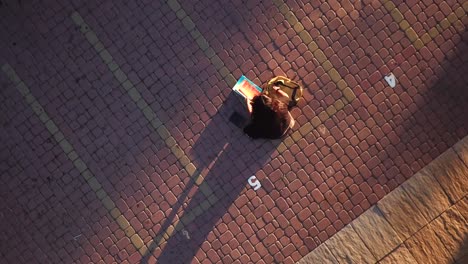 estudiante abrumado con el trabajo escolar y los libros de texto