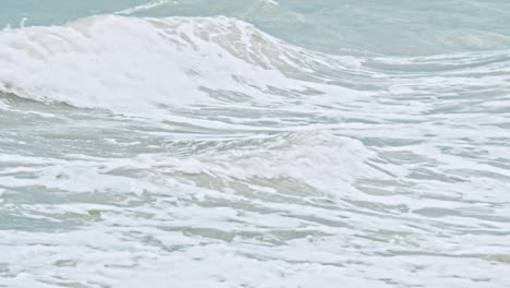 poderosas olas aplastando una playa rocosa