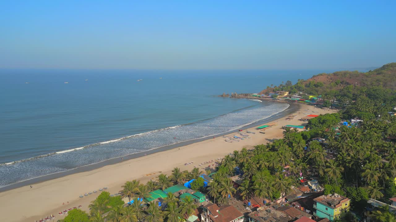 vista panorámica de la playa de chapora en goa, india