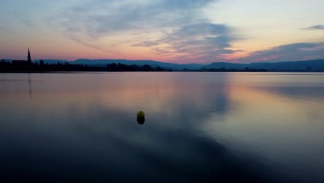 Salida-Del-Sol-Junto-Al-Lago-Pasando-La-Plataforma-De-Buceo-A-La-Derecha