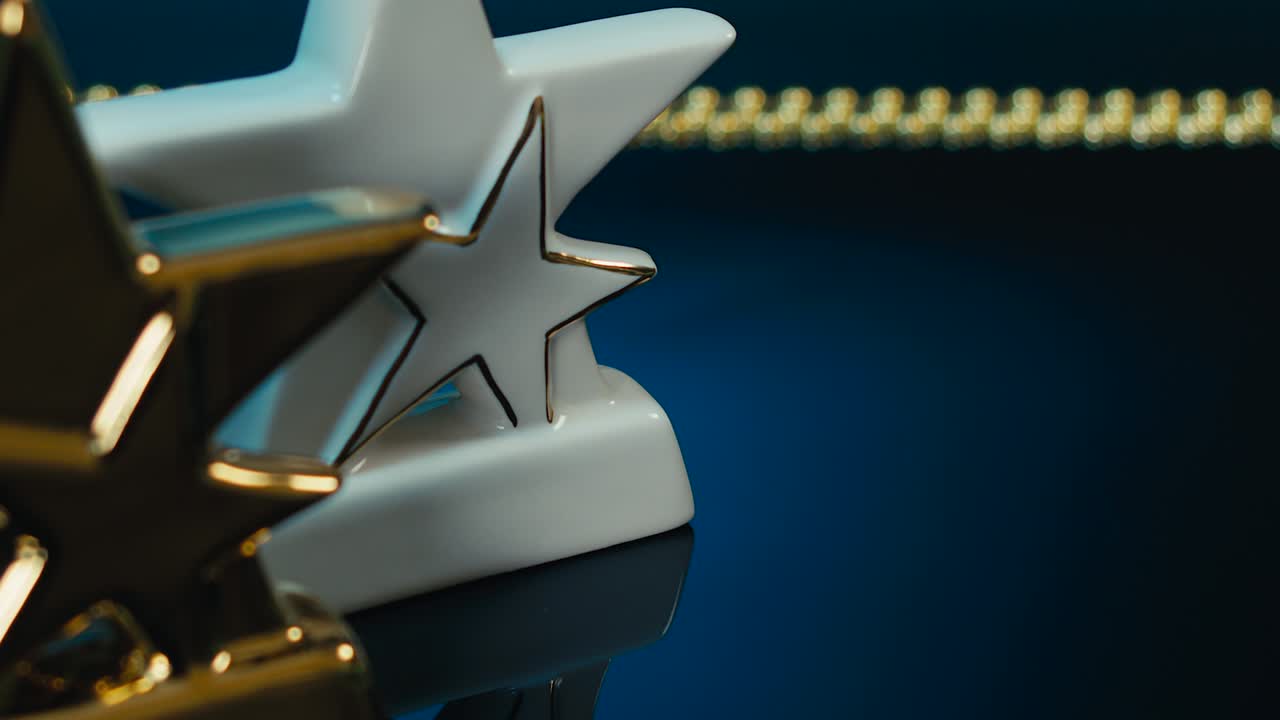 움직임 금색과 색의 별, 추상적인 검은색 배경