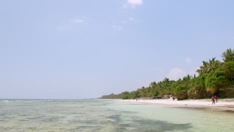 Gente-En-La-Orilla-De-Arena-Blanca-De-La-Playa-De-Diani-En-Kenia,-África