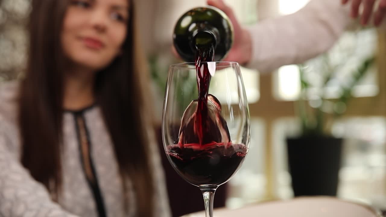 vino rojo que se vierte