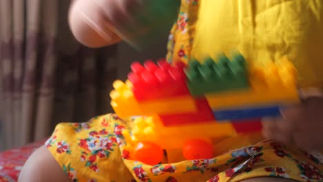 niño pequeño jugando con bloques de construcción coloridos