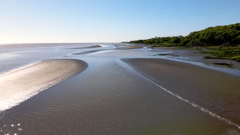 antena delantera de aguas poco profundas y bancos de arena por la orilla del río de la plata