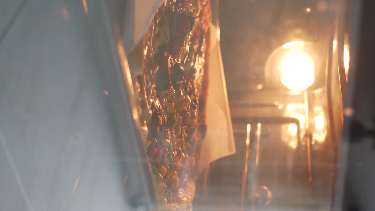 hornear la pizza en el horno