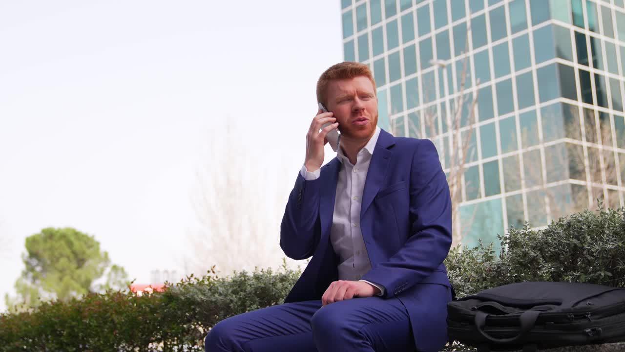 Forretningsmand i telefon udendørs