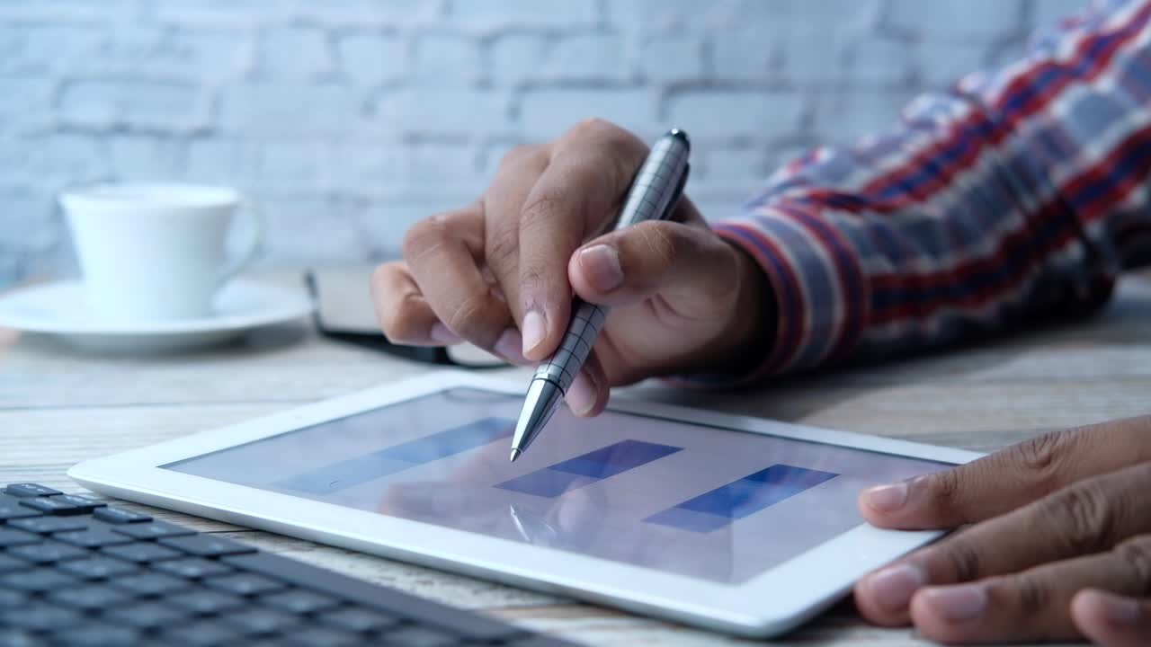 persona que utiliza una tableta para interactuar con un gráfico